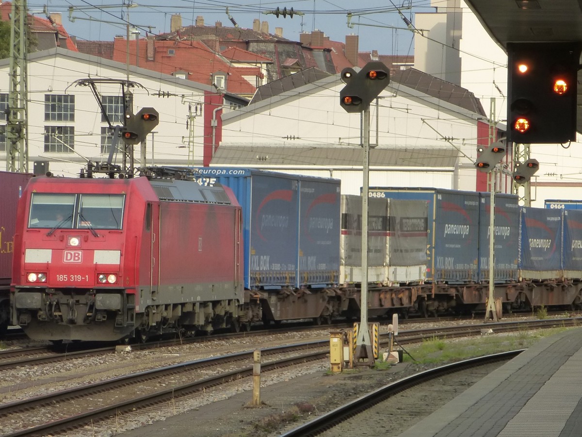 185 319-1 durchfhrt hier mit einem langen Gterzug den Hbf von Wrzburg am 23.08.2013.
