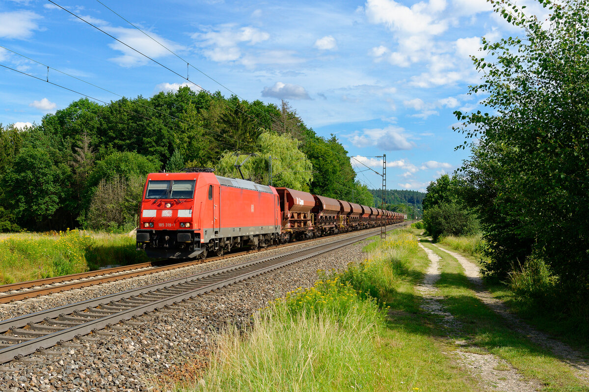 185 319 DB Cargo mit einem Schotterzug bei Postbauer-Heng Richtung Nürnberg, 27.07.2020