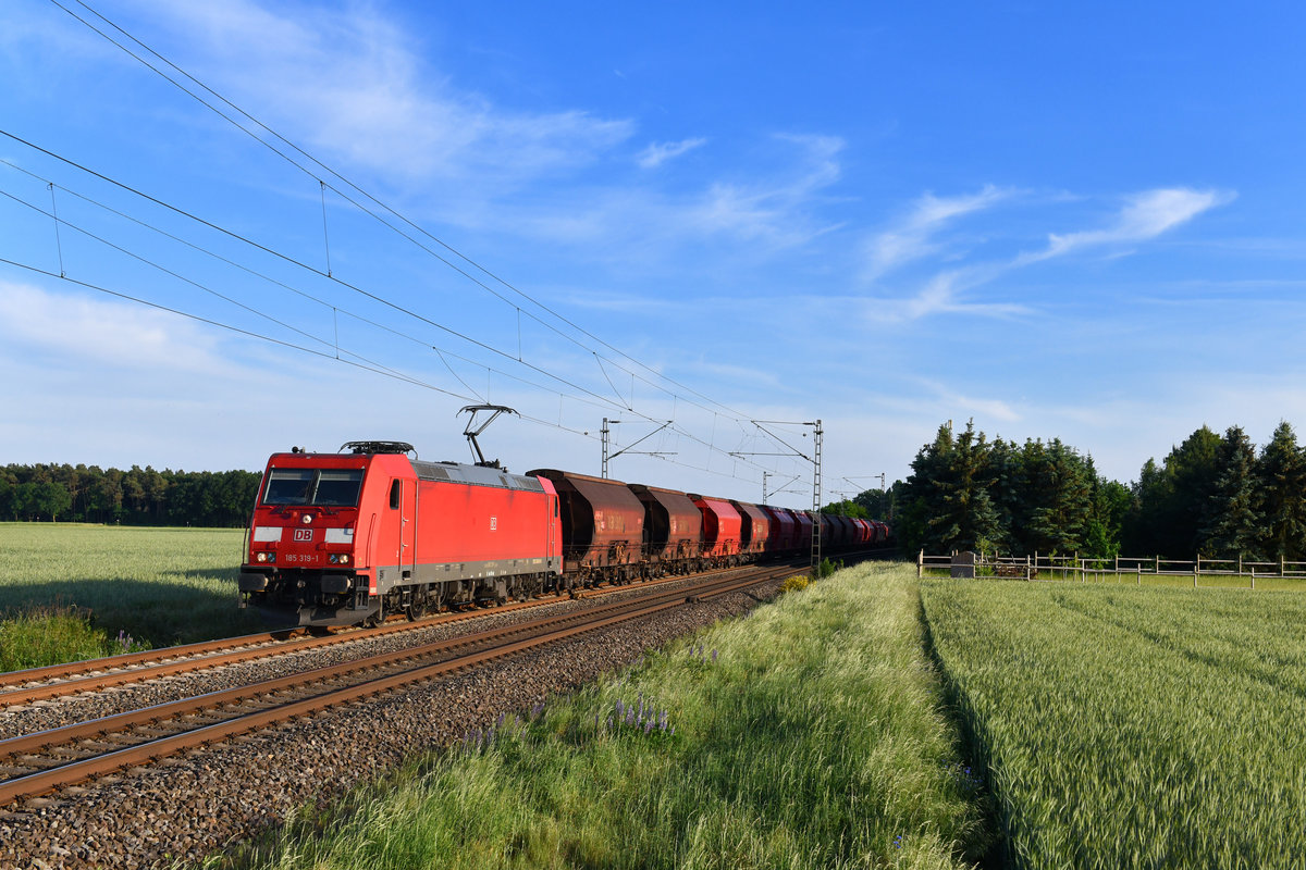 185 319 mit einem Güterzug am 23.05.2018 bei Rohrsen. 