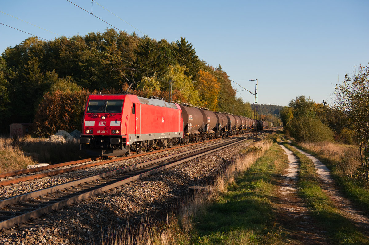 185 319 mit einem Kesselwagenzug bei Postbauer-Heng Richtung Nürnberg, 11.10.2018