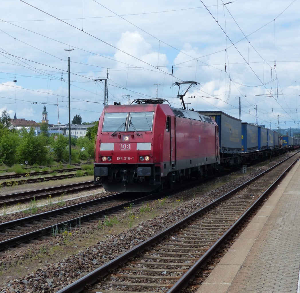 185 319 mit einen  LKW-Walter  fährt am 15.05.2014 durch Regensburg(Hbf.).