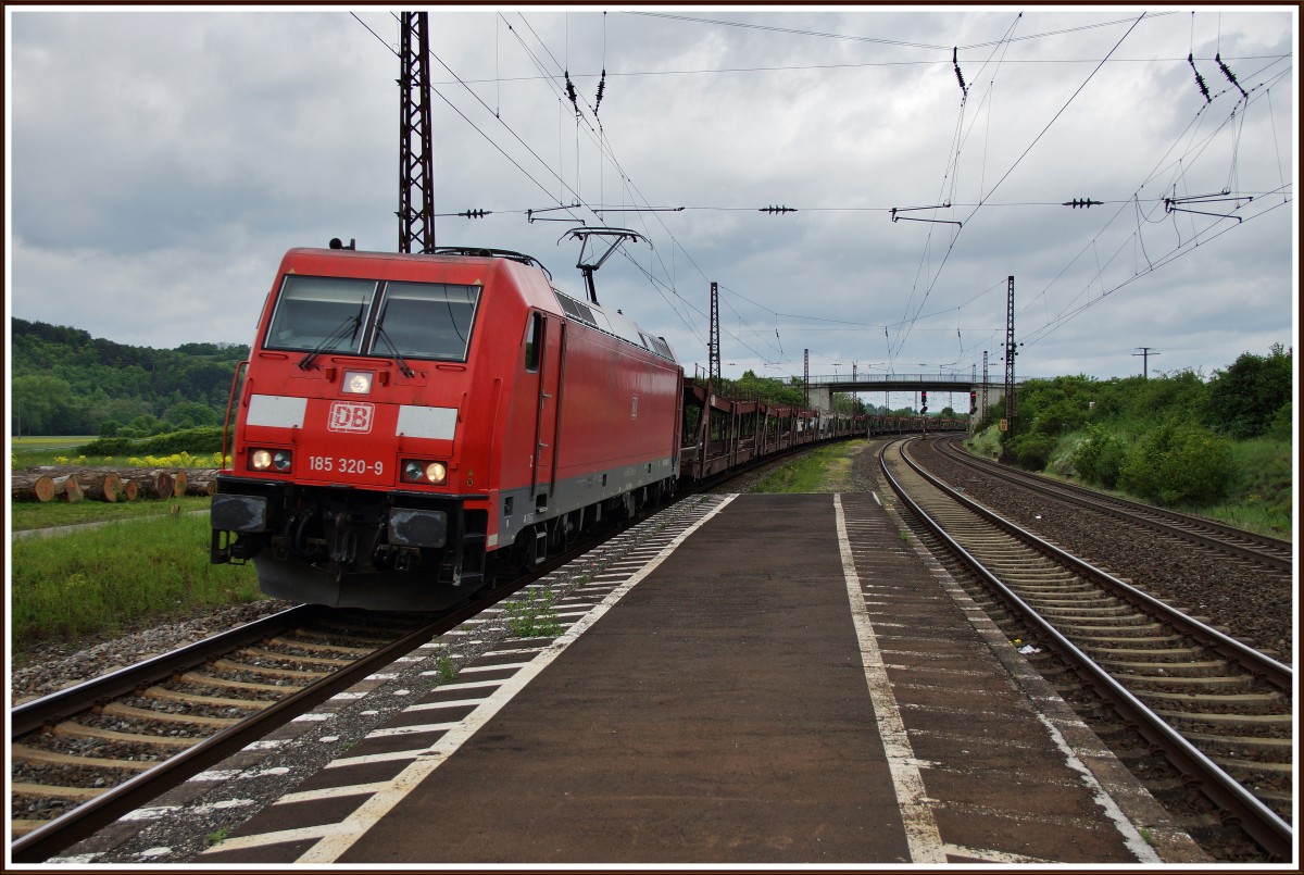 185 320-9 mit einen leeren Autozug am 08.05.14 in Retzbach-Zellingen.