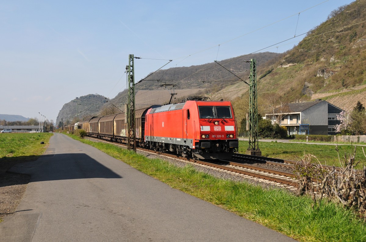 185 320-9 zieht seinen Güterzug gemächlich über die rechte Rheinstrecke Richtung Süden. Die Aufnahme entstand am 09/04/2015 in Leutesdorf.
