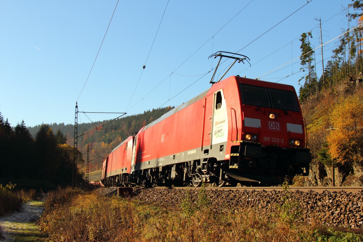 185 322-2 DB Schenker  green gargo  + 145 013-9 DB bei Förtschendorf im Frankenwald am 03.11.2015. 