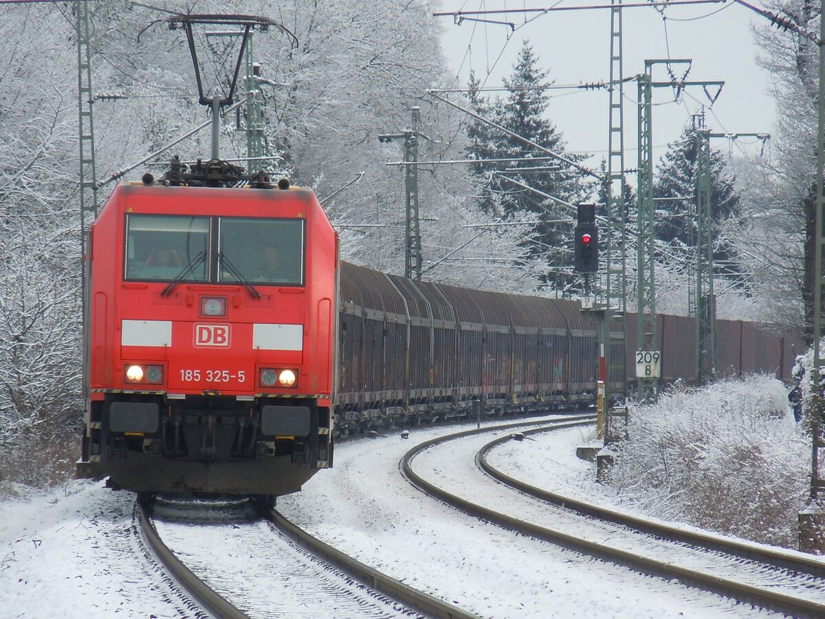 185 325 mit Volvozug Schweden - Niederlande am BÜ Lessingstraße in Rheine, 08.02.13