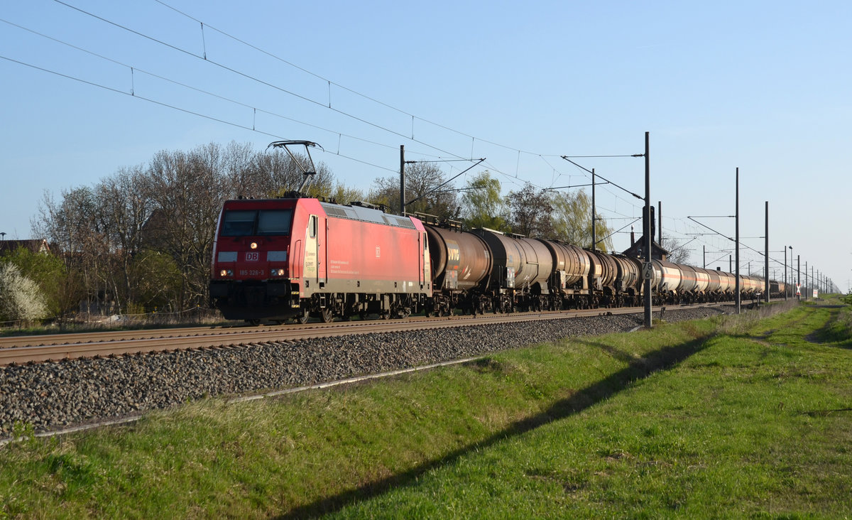 185 326 führte am 06.04.17 einen Kesselwagenzug durch Braschwitz Richtung Halle(S).