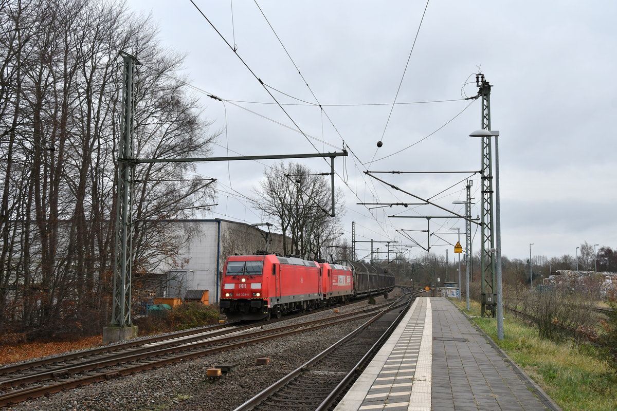 185 328 + 185 324 mit einem gemischten Güterzug am 12.12.2018 in Tornesch