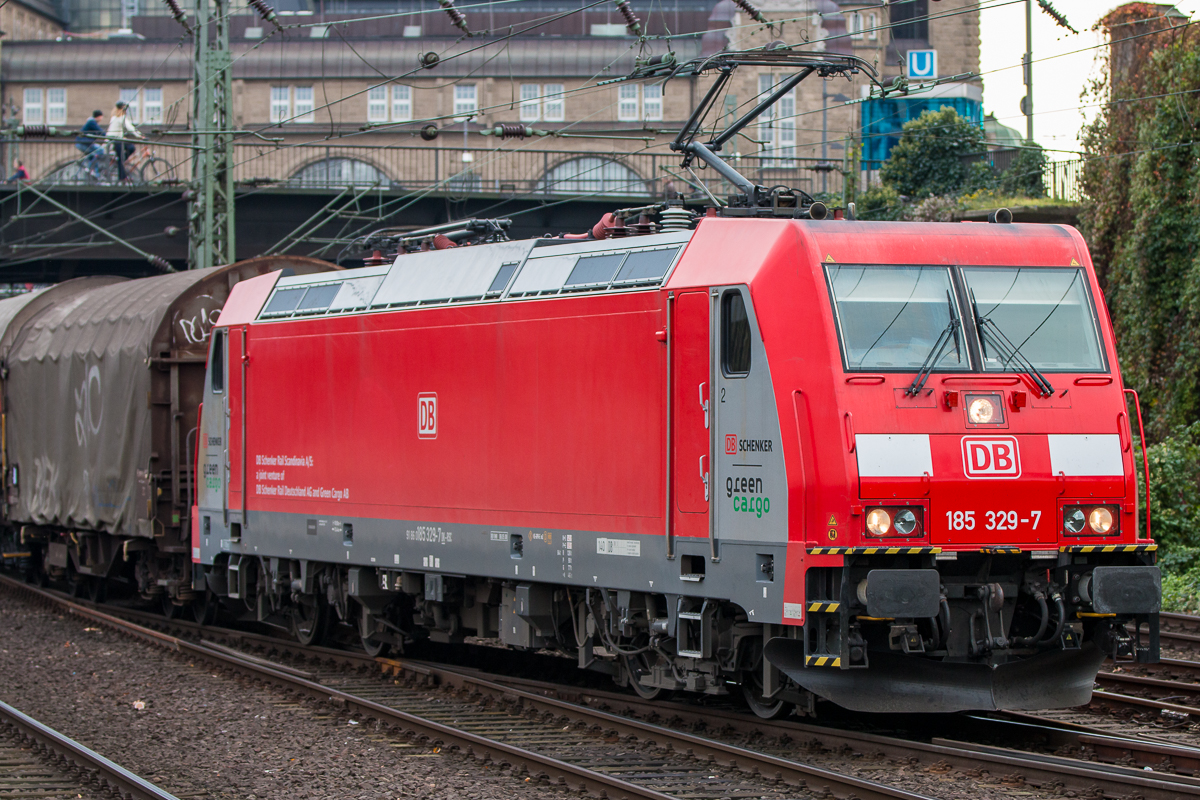 185 329-7 am 26.10.13 am Hamburg Hauptbahnhof.