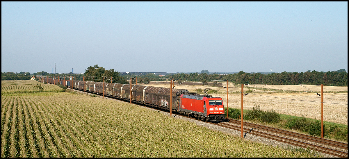 185 329-7 ist mit dem VOLVO-Logistikzug GX 46255 von Älmhult nach Gent Zeehaven am 13.09.2016 bei Mellerup unterwegs.
