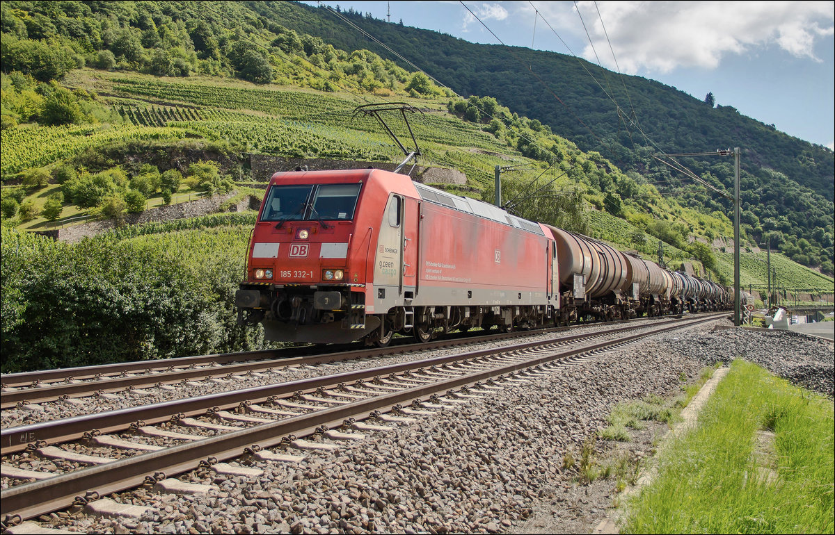 185 332-1 ist am 09.08.2017 mit einen Kesselzug bei Assmannshausen unterwegs.