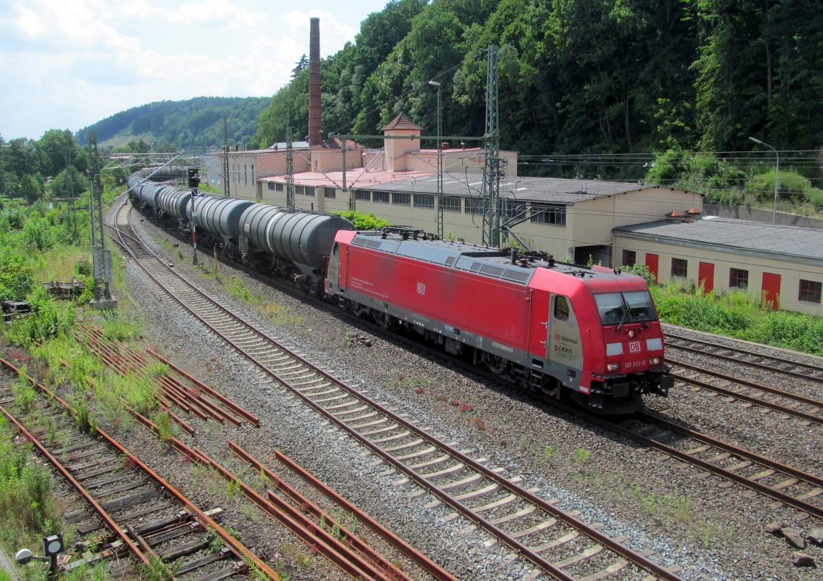 185 333-9  Green Cargo  zieht am 24. Juli 2014 einen Kesselwagenzug durch Kronach in Richtung Saalfeld.