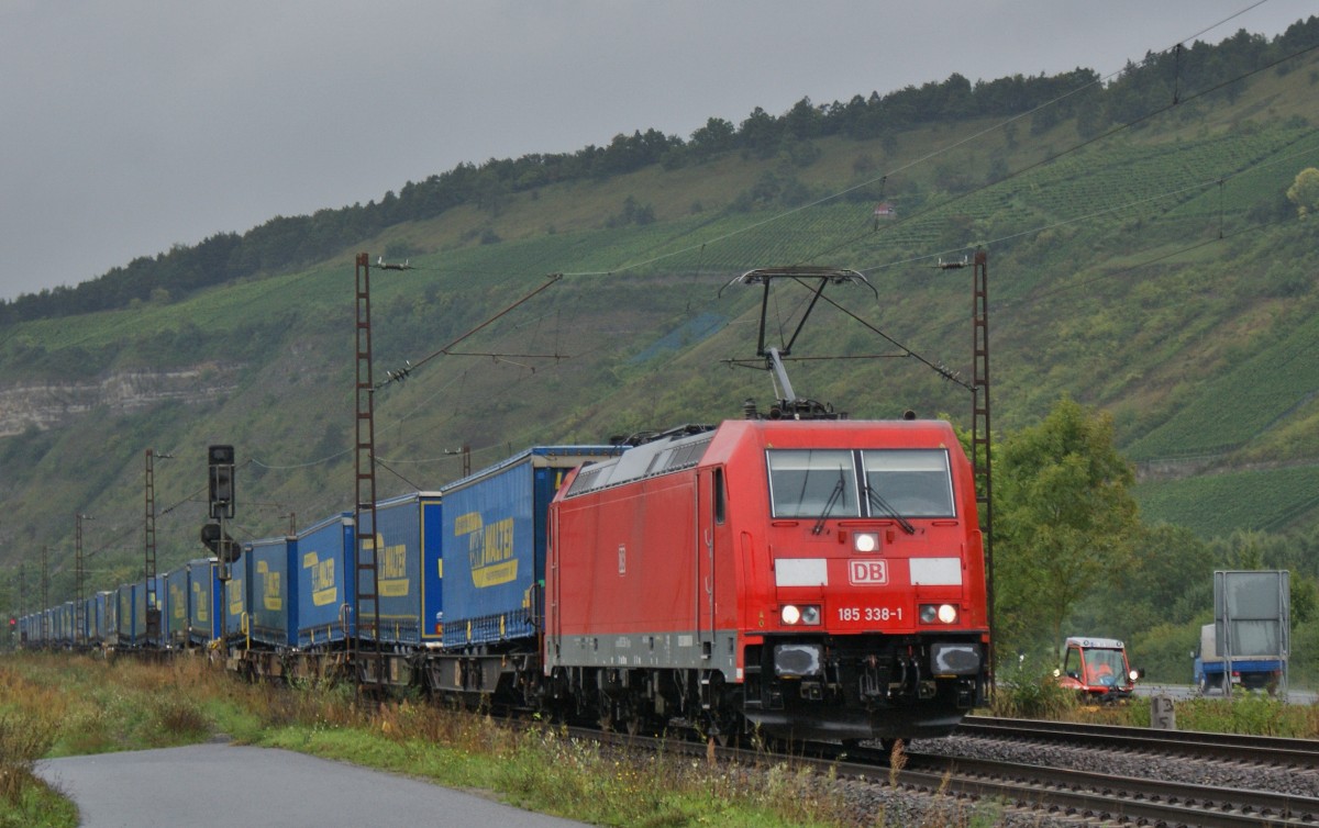 185 338-1 am 18.09.13 mit einen Containerzug Richtung S�den.