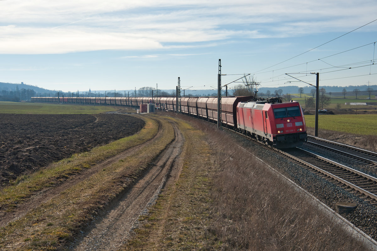 185 338 mit einem leeren Erzzug bei Oberhessbach Richtung Würzburg, 23.02.2019