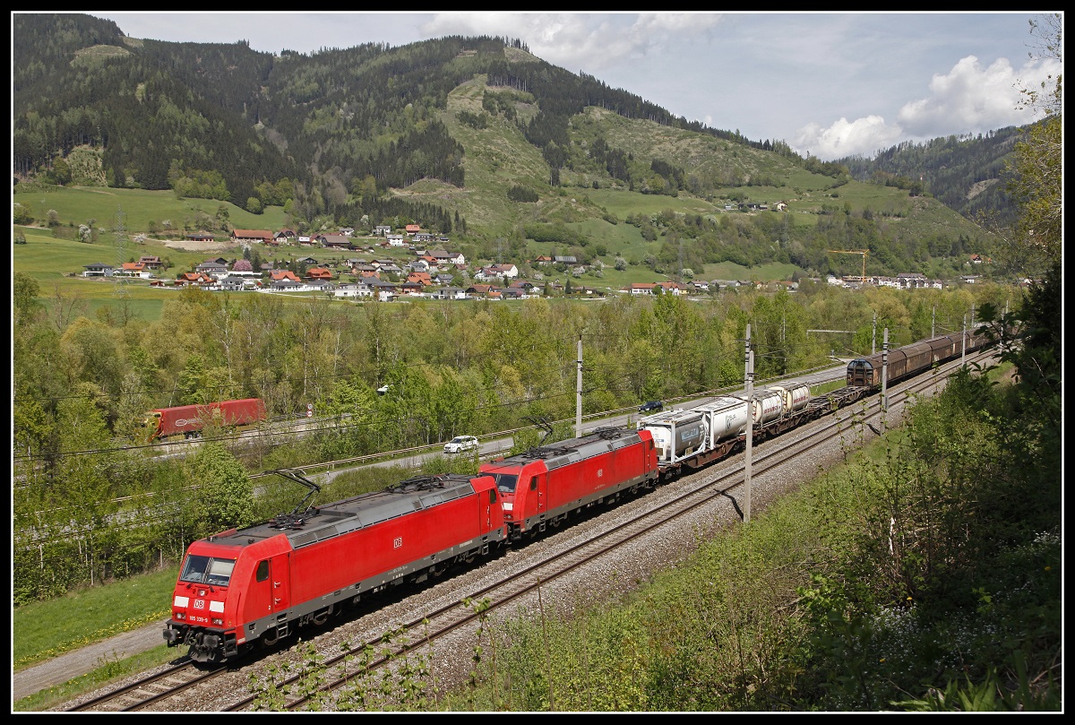 185 339 + 185 208 mit Güterzug nahe Niklasdorf am 25.04.2018.