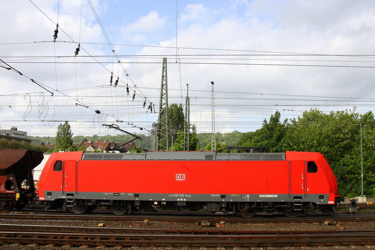 185 339-9 DB fährt mit einem langen Kohlenzug aus Gent-Zeehaven(B) nach Garching(D),
bei der Ausfahrt aus Aachen-West und fährt in Richtung Aachen-Schanz,Aachen-Hbf,Köln. Aufgenommen vom Bahnsteig in Aachen-West bei Sonne und Regenwolken am Abend vom 9.5.2014. 