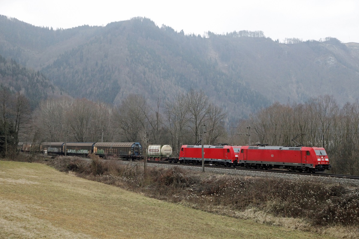 185 340 + 185... mit Güterzug bei Mixnitz am 13.12.2016.