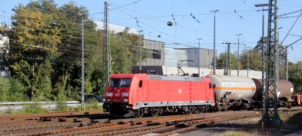 185 340-7 DB kommt aus aus Richtung Köln,Aachen-Hbf mit einem Güterzug aus Köln-Gremberg nach Antwerpen-Noord(B) und fährt in Aachen-West ein. 
Aufgenommen vom Bahnsteig in Aachen-West. 
Bei Sommerwetter am Nachmittag vom 30.9.2018.