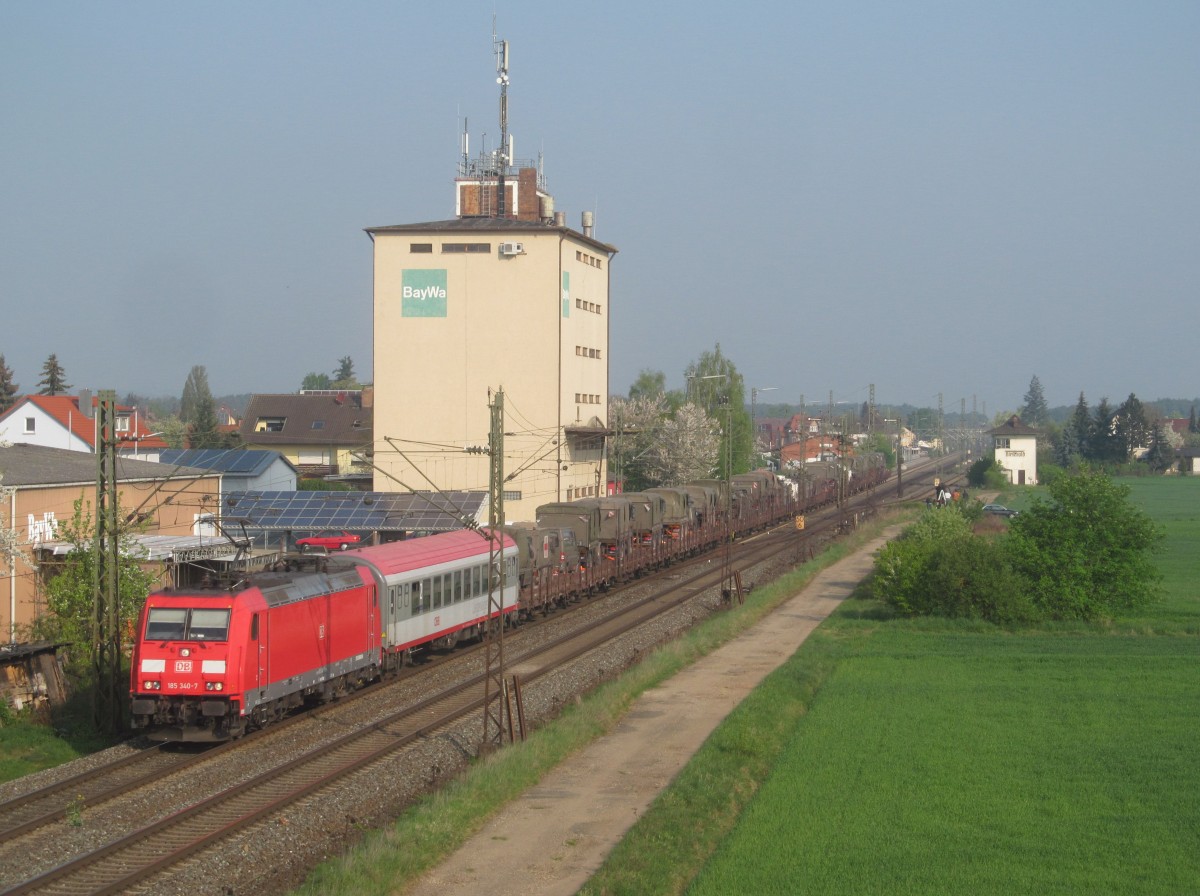 185 340-7 mit ÖBB-Liegewagen und Militärzug am 13. April 2014 in Hirschaid.