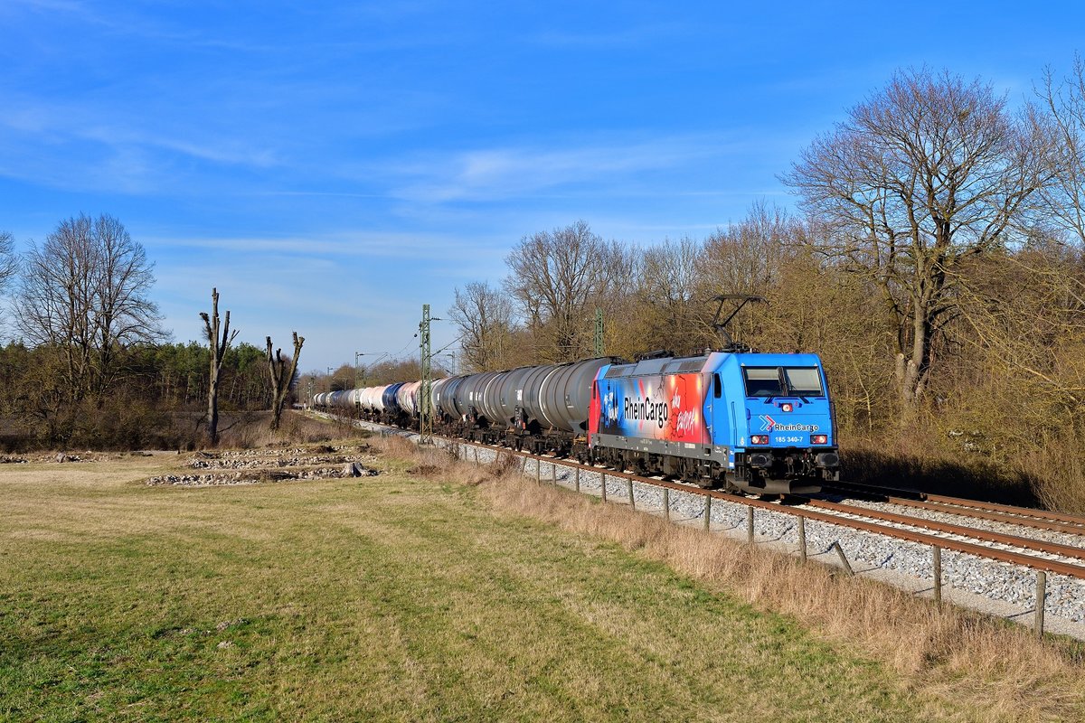 185 340 mit einem Kesselzug am 16.03.2020 bei Feldmoching.