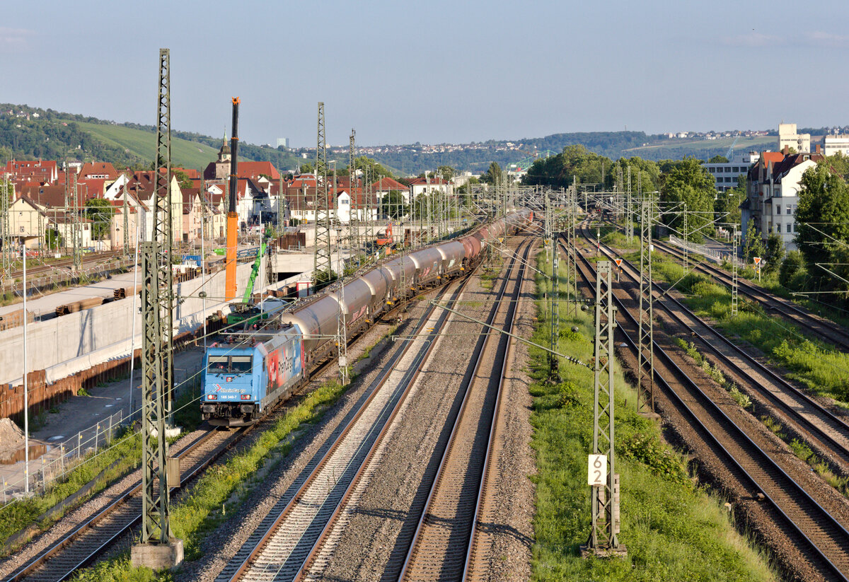 185 340 mit Kesselwagenganzzug am 02.07.2021 am Eszetsteg in Stuttgart. 