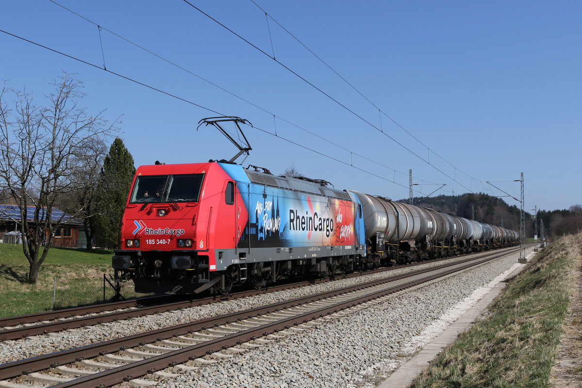 185 340 von  Rhein Cargo  war am 19. März 2020 mit einem Kesselwagenzug bei Übersee am Chiemsee unterwegs.