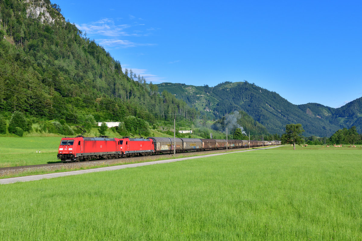185 341 + 185 276 mit einem Güterzug am 26.06.2020 bei St. Pankraz.