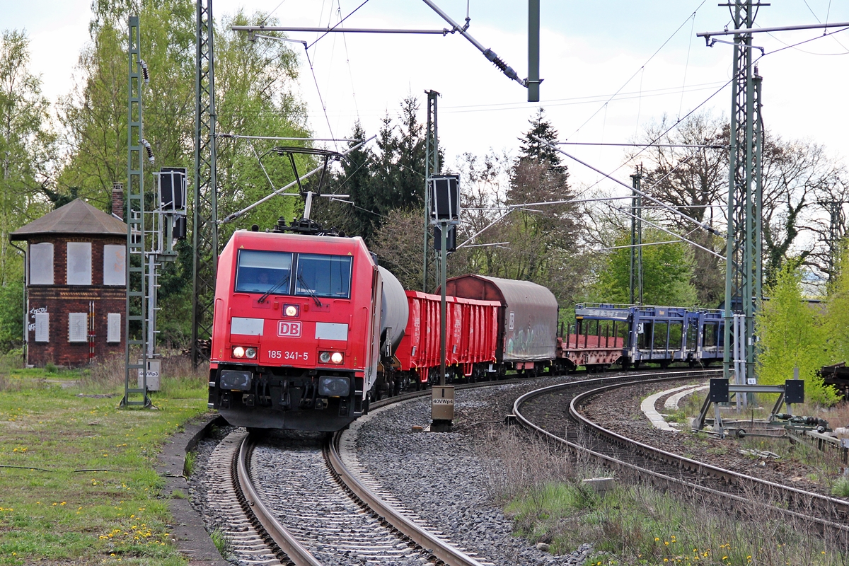 185 341-5 bei der Einfahrt in Baunatal Guntershausen von Frankfurt am M. kommend. Man beachte den doch sehr knapp laufenden Fahrdraht auf der Schleifleiste bzw. schon am Horn. 16.04.2014