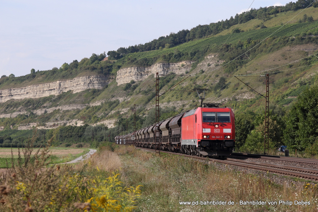 185 342-3 (DB) fhrt am 29. August 2013 um 16:58 Uhr mit einem Gterzug durch Thngersheim