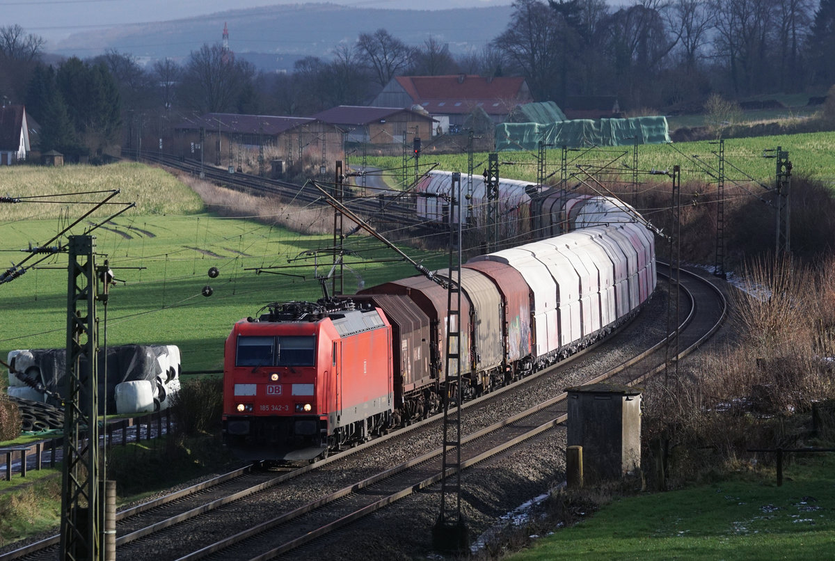 185 342-3 mit Güterzug auf dem Weg über den Wiehengebirgs-Pass in Fahrtrichtung Osnabrück bei Bohmte am 12.02.2018.