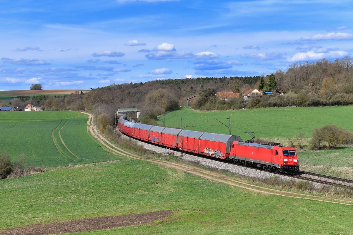 185 342 mit einem Autozug am 14.04.2018 bei Edlhausen. 