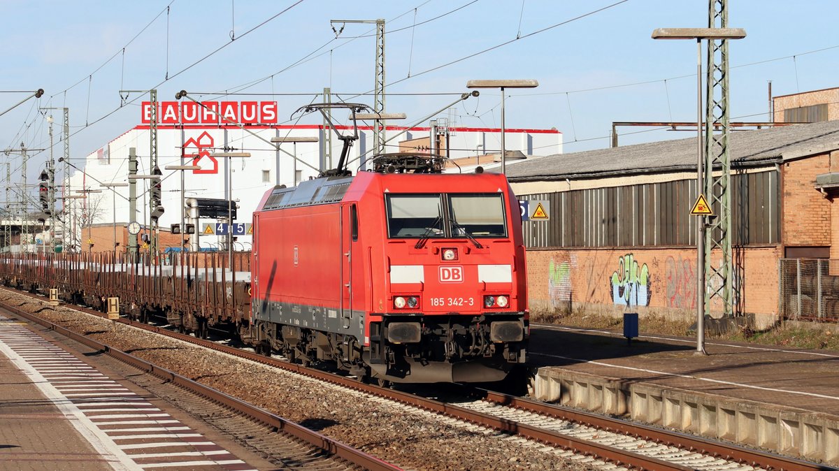 185 342 mit einem Güterzug in Mannheim-Waldhof in Richtung Käfertal. Aufgenommen am 15. Februar 2020.