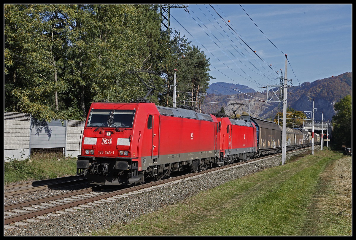 185 343 + 185 238 mit Güterzug bei Stübing am 18.10.2019.