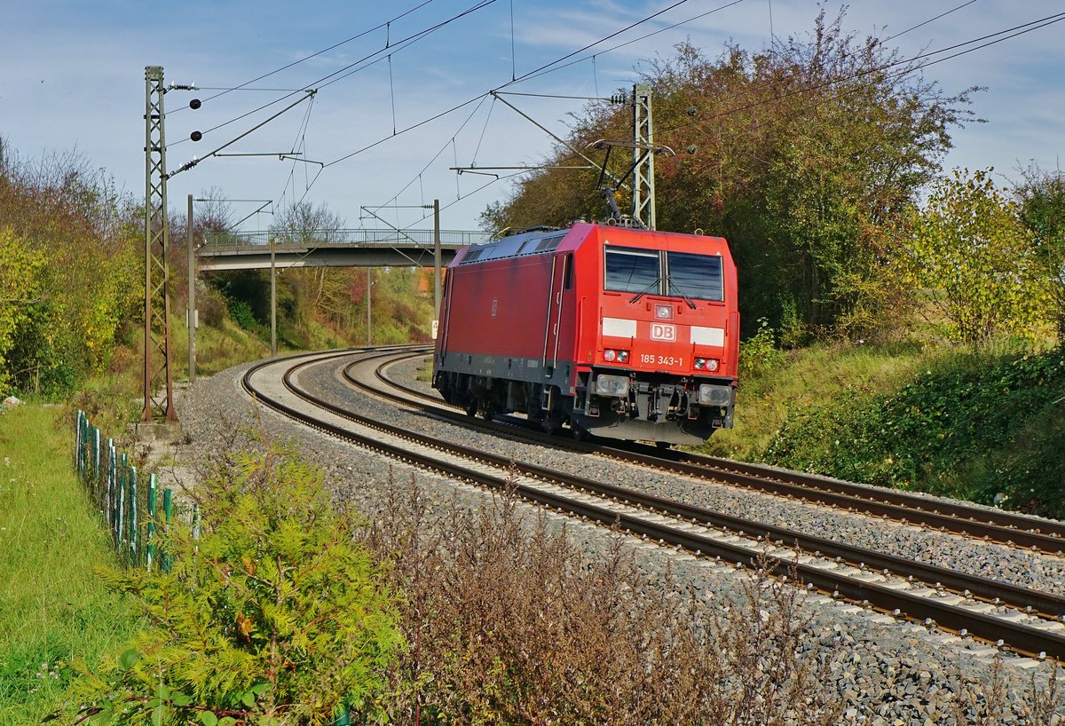 185 343 ist am 25.10.2017 auf der Gäubahn kurz nach Herrenberg solo in Richtung Böblingen.
