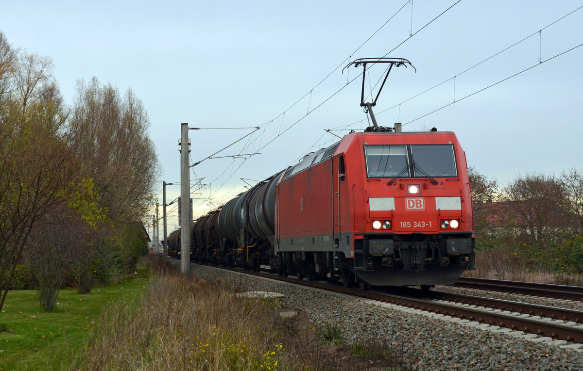 185 343 rollte mit einem Kesselwagenzug am 22.11.16 durch Greppin Richtung Bitterfeld. Dieser Zug hatte sich im direkten Blockabstand bereits hinter dem MEG-Autozug aufgestaut.