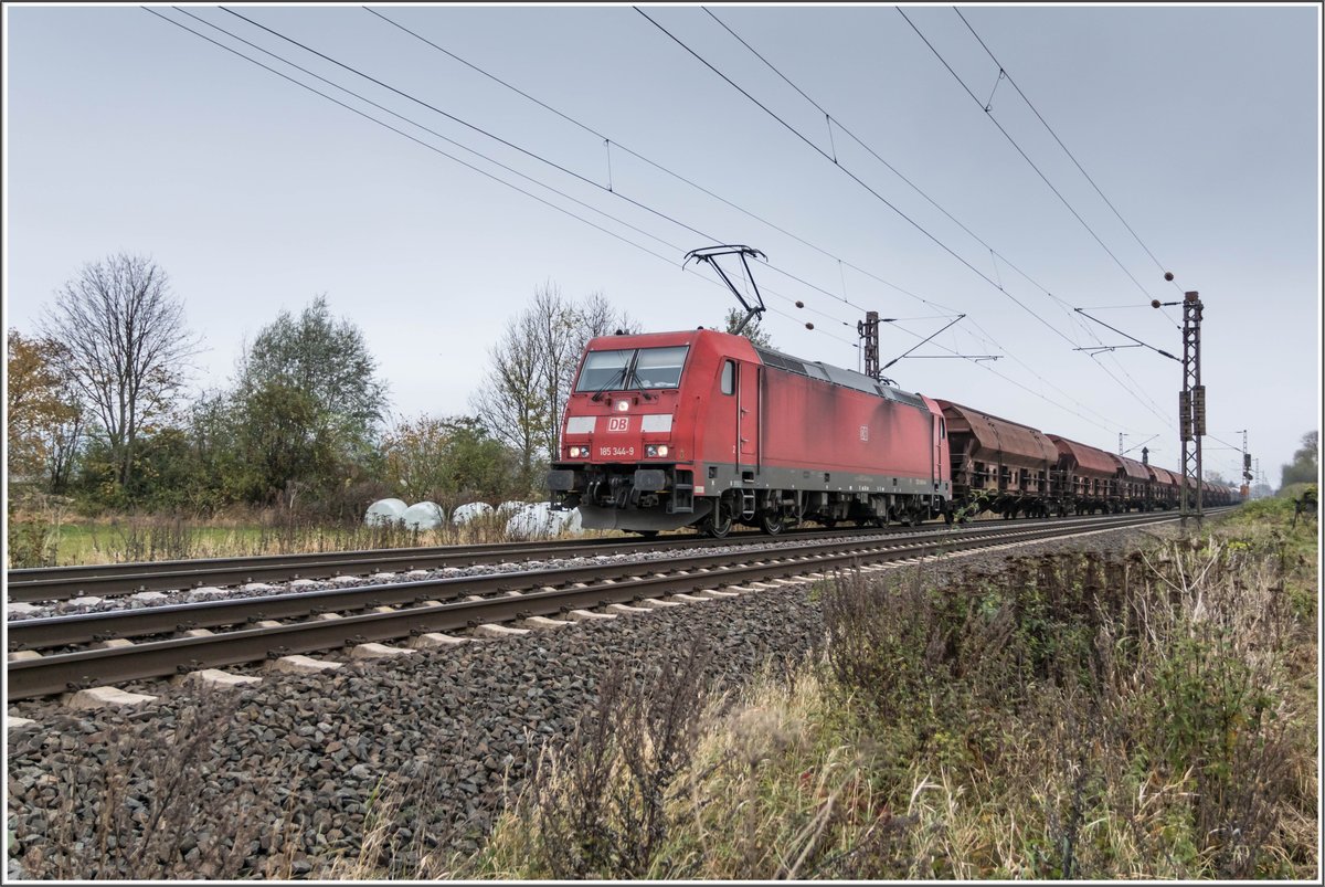 185 344-9 ist am 10.11.2020 mit einem Schüttgutzug bei Friedland unterwegs.