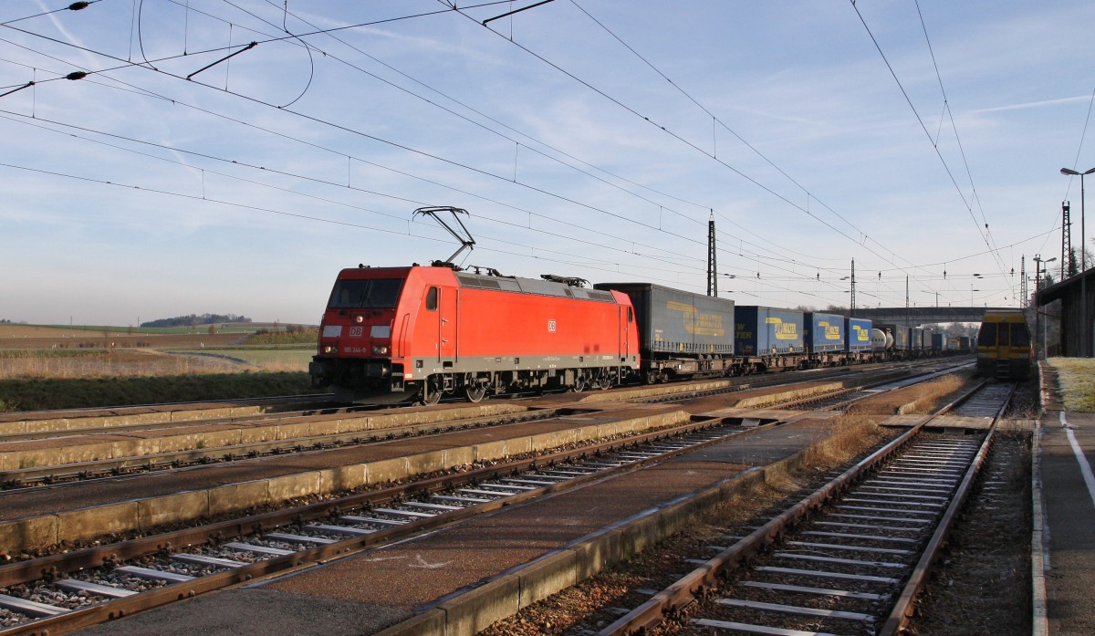 185 344-9 der DB durchfährt am 4.12.2013 mit Sattelauflegern von LKW Walter und Containern den Bahnhof Kirchstetten Richtung St. Pölten.