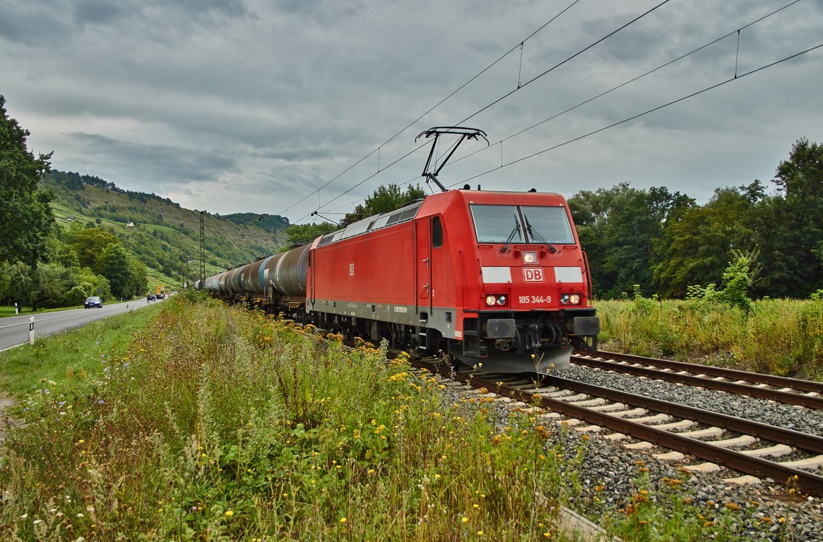 185 344-9 ist hier am 09.08.16 bei Gambach mit einen Kesselzug zu sehen der in Richtung Norden unterwegs ist.