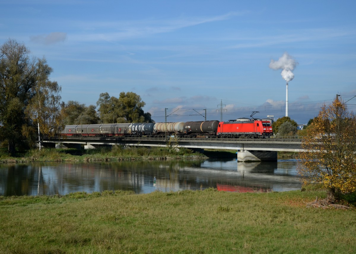 185 344 mit einem Gterzug am 24.10.2013 auf der Isarbrcke bei Plattling.