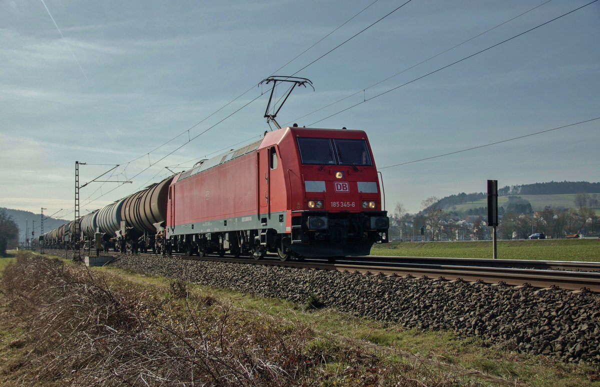 185 345-6 ist am 14.03.2017 mit einen Kesselzug in Richtung Bebra unterwegs,gesehen bei Reilos.