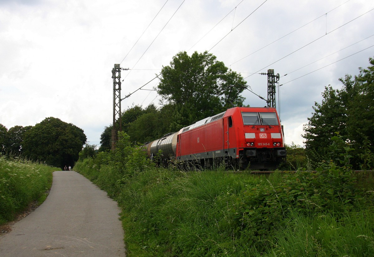 185 345-6 DB fährt als Schubhilfe sie schiebt einem langen Kesselzug aus Ludwigshafen-BASF nach Antwerpen-BASF(B) bis zum Gemmenicher-Tunnel.
Vorne fährt die Cobra 2811
Aufgenommen an der Gemmenicher-Rampe am Gemmenicher-Weg auf dem Montzenroute bei Wolken am Nachmittag vom 3.8.2014.