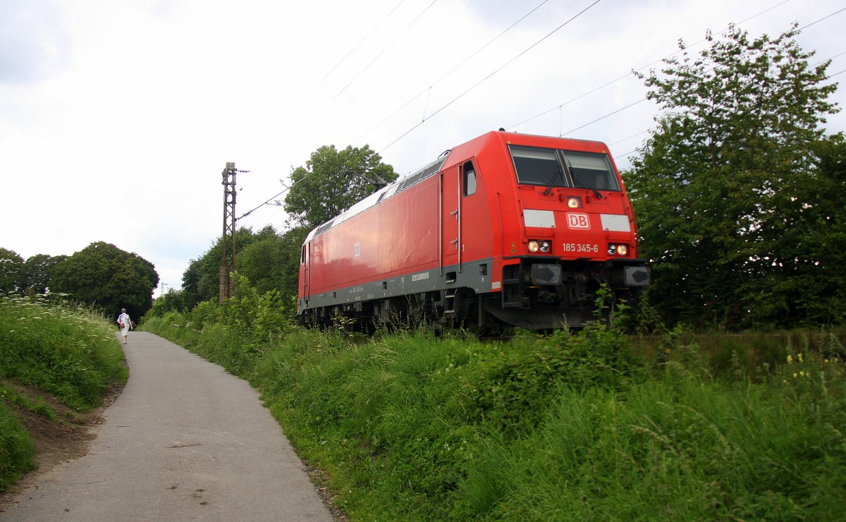 185 345-6 DB kommt von einer Schubhilfe aus Richtung Gemmenicher Tunnel zurück nach Aachen-West.
Aufgenommen an der Montzenroute am Gemmenicher-Weg bei Gewitterwolken am Nachmittag vom 3.8.2014.