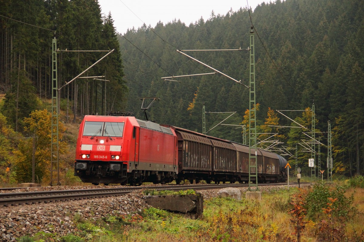 185 345-6 DB Schenker auf der Frankenwaldrampe bei Förtschendorf am 09.10.2015.