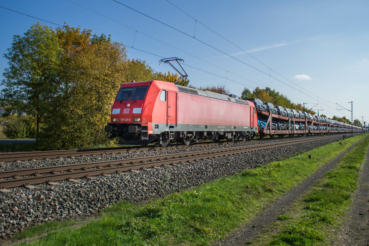 185 345-6 ist mit einem Autozug in Richtung Norden bei Thüngersheim unterwegs,gesehen am 12.10.2022.