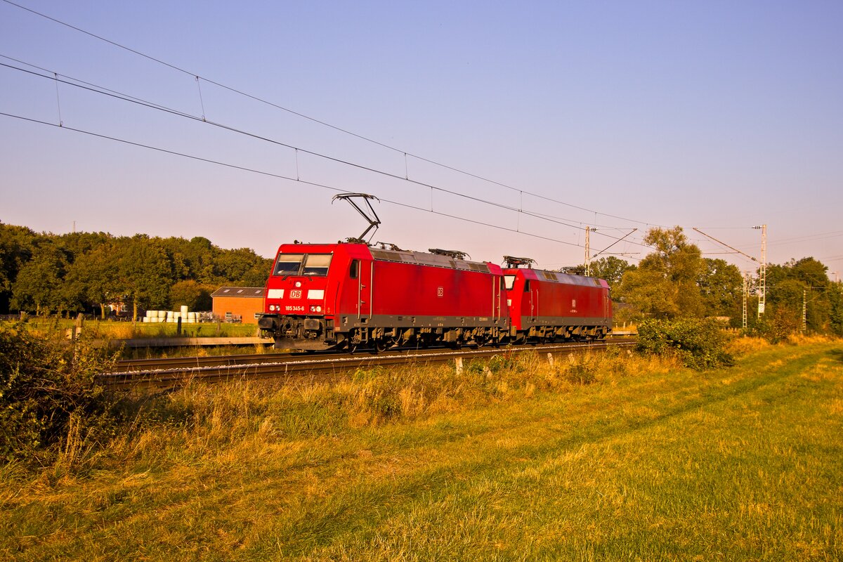 185 345-6 schleppt eine Lok der Baureihe 152 über die Hamm-Osterfelder Bahn (Hamm-Neustadt, 10.10.2021)