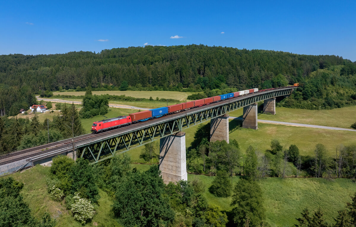 185 346 mit einem Containerzug am 13.06.2023 bei Deining.