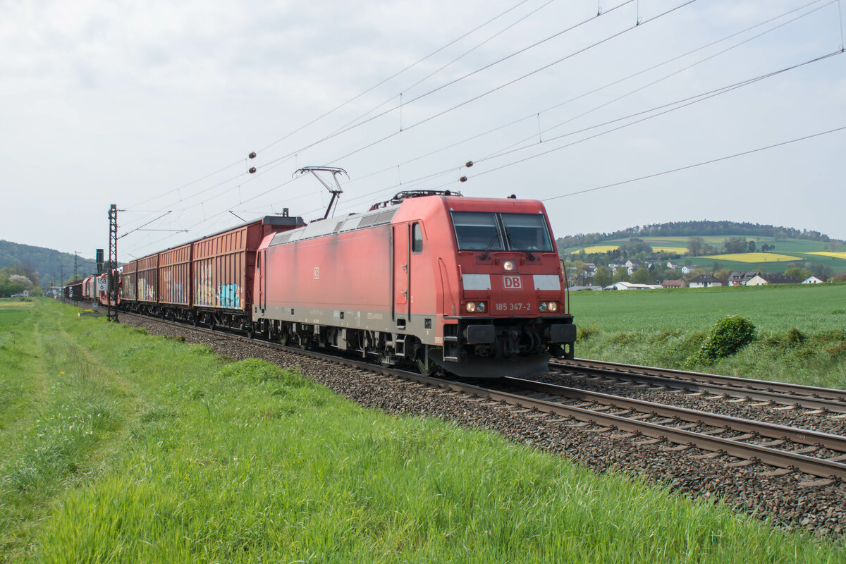 185 347-2 bei Reilos mit einem gemischten Güterzug am 04.05.2022