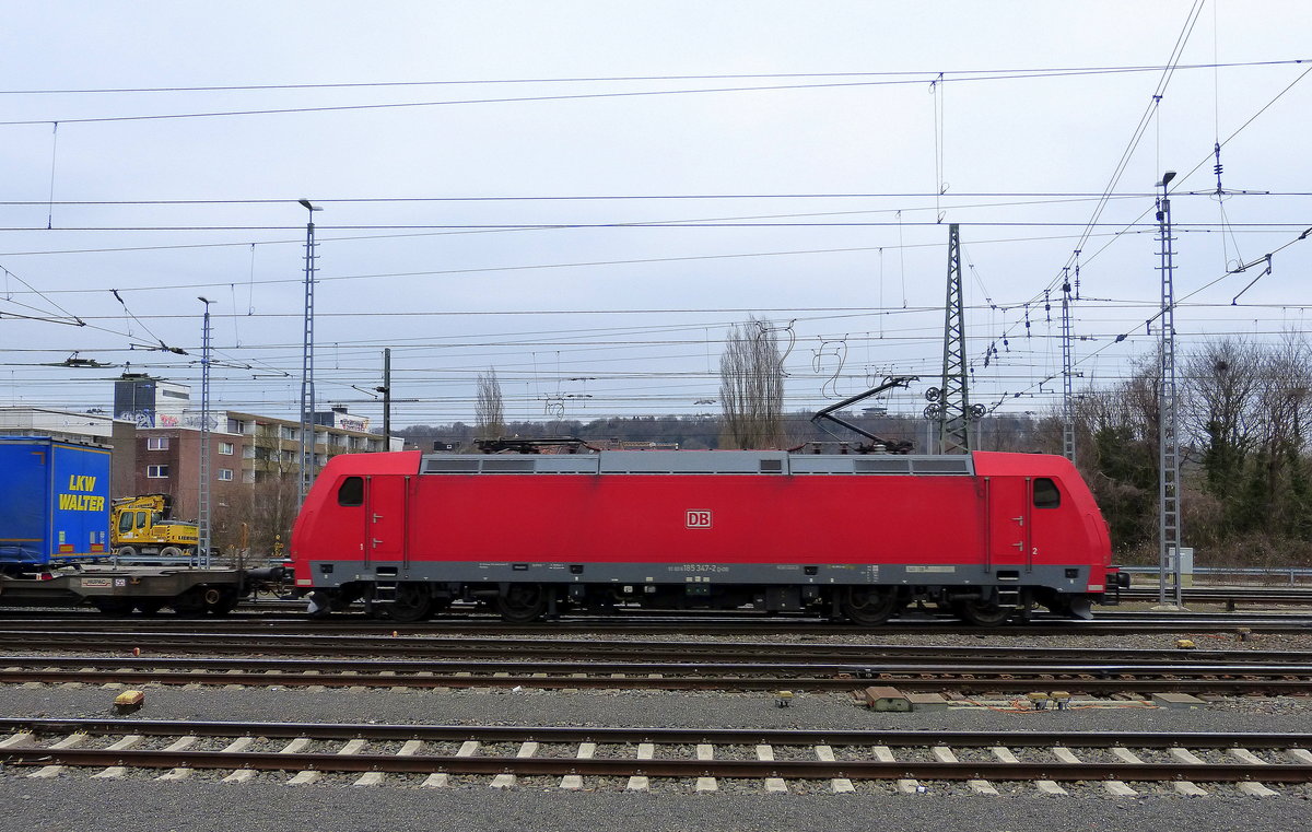 185 347-2 DB fährt mit einem LKW-Zug aus Zeebrugge-Ramskapelle(B) nach Novara(I) bei der Ausfahrt aus Aachen-West und fährt in Richtung Aachen-Schanz,Aachen-Hbf,Aachen-Rothe-Erde,Stolberg-Hbf(Rheinland)Eschweiler-Hbf,Langerwehe,Düren,Merzenich,Buir,Horrem,Kerpen-Köln-Ehrenfeld,Köln-West,Köln-Süd. 
Aufgenommen vom Bahnsteig in Aachen-West.
Bei Wolken am Eiskalten Morgen vom 19.3.2018.
