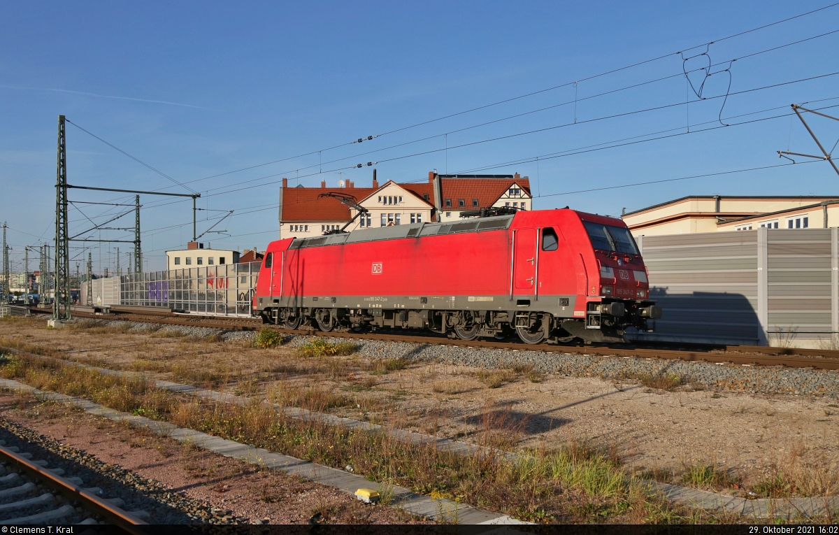 185 347-2 hat als Tfzf die Zugbildungsanlage (ZBA) in südlicher Richtung verlassen und kommt am Bahnsteig 12/13 in Halle(Saale)Hbf vorbei.

🧰 DB Cargo
🕓 29.10.2021 | 16:02 Uhr