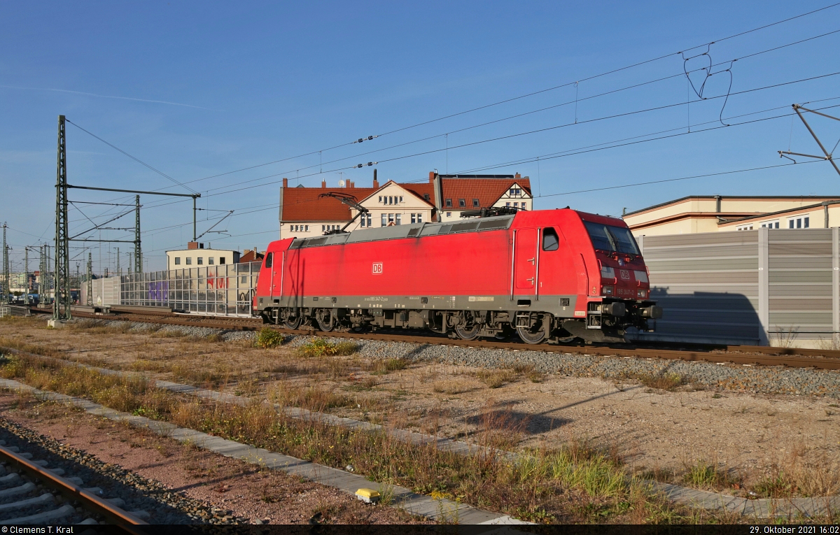 185 347-2 hat als Tfzf die Zugbildungsanlage (ZBA) in südlicher Richtung verlassen und kommt am Bahnsteig 12/13 in Halle(Saale)Hbf vorbei.

🧰 DB Cargo
🕓 29.10.2021 | 16:02 Uhr