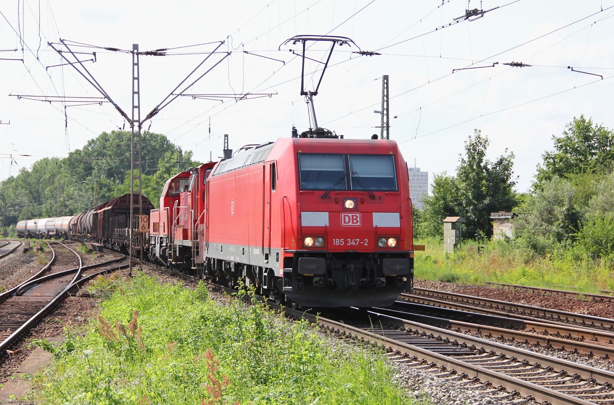 185 347-2 mit den Loks 362 926-8 und 261 064-0 im Schlepp und kurzem gemischtem Güterzug. Aufgenommen in Leipzig-Thekla am 12.07.2013.